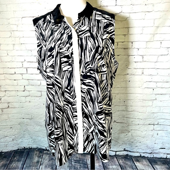 Trouve Tops - Trouve Sleeveless Abstract Striped Print Blouse Size XL EUC Like New